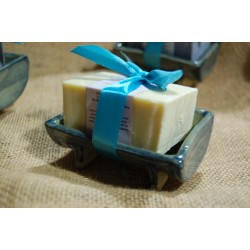 Coffret cadeau prêt à offrir: un porte-savon accompagné du savon bio aux huiles essentielles de lavande