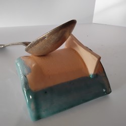 Le repose-cuillère bleu en céramique vous permet de déposer vos cuillères, spatule, louche